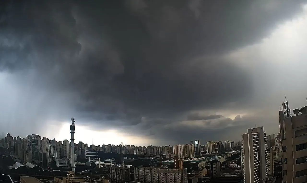 Avanço de chuva intensa em uma das capitais do Brasil